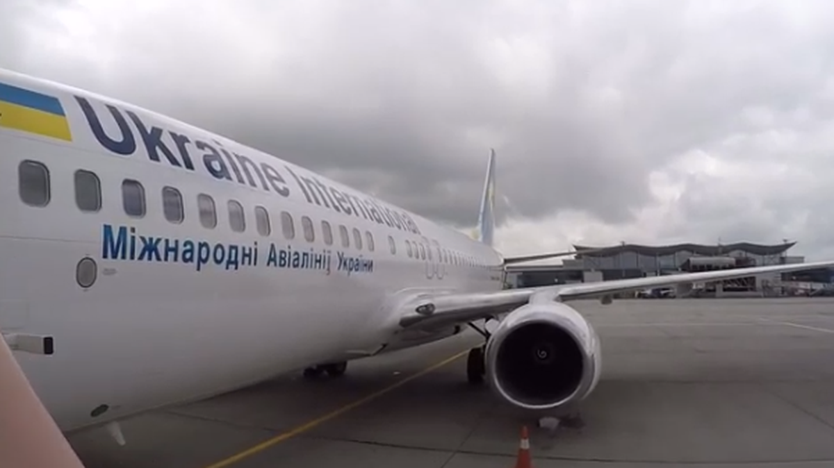 Un avión ucraniano con 180 personas a bordo chocó el miércoles cerca del aeropuerto de la capital iraní, Teherán, reportó la televisora estatal de Irán. No había información sobre víctimas hasta el momento.