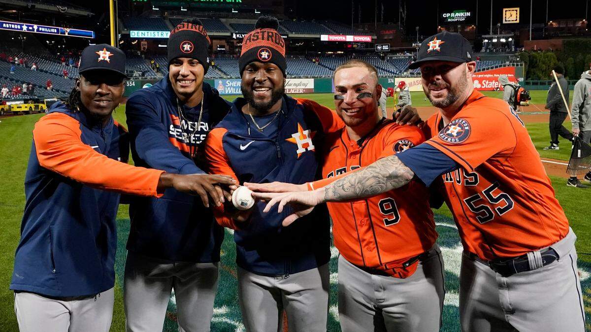 Los relevistas de los Astros Rafael Montero, Bryan Abreu, el abridor Cristian Javier, el receptor Christian Vázquez, y el cerrador Ryan Pressly (de izq. a der.) posan tras lanzar el juego sin hit ni carrera combinado ante los Filis, en el cuarto partido de la Serie Mundial, celebrado el 2 de noviembre de 2022 en Filadelfia.