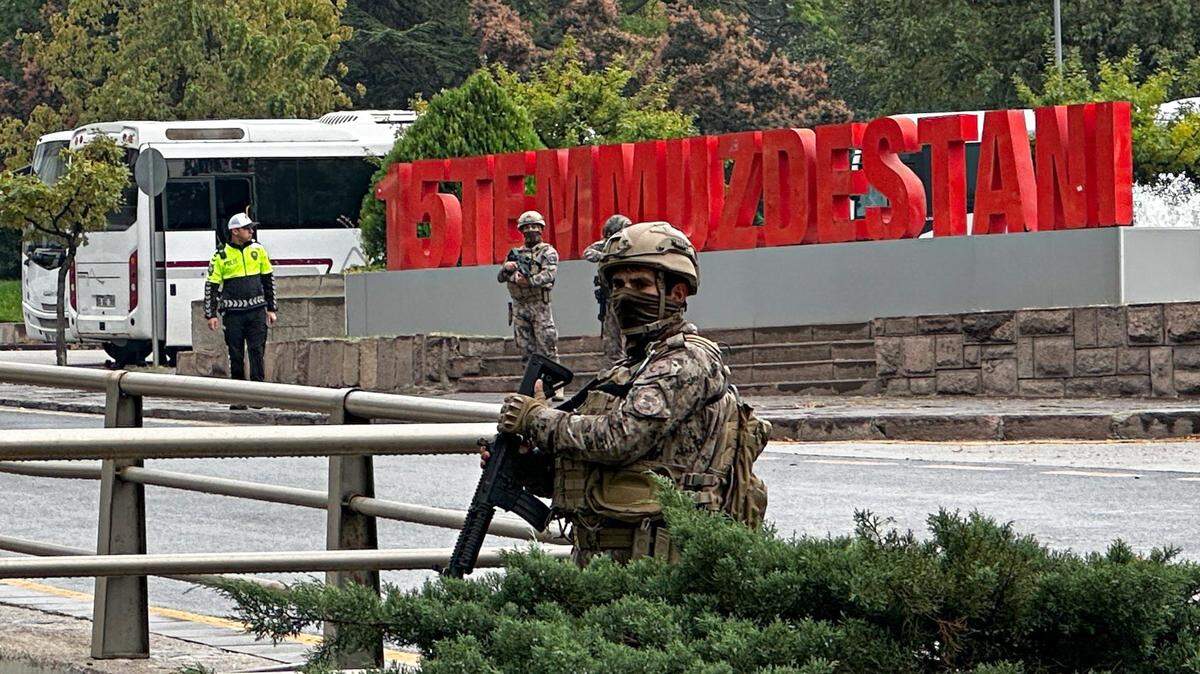 Soldados vigilan la zona cerca del Ministerio del Interior en Ankara, la capital de Turquía, el domingo 1 de octubre de 2023, después de un ataque suicida por dos miembros del Partido de Trabajadores de Kurdistán (PKK), la guerrilla kurda de Turquía.