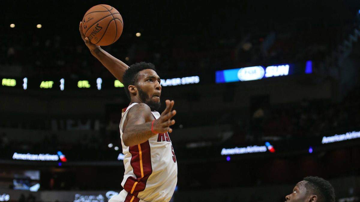 El jugador del Heat Derrick Jones Jr. clava la pelota ante la marca de Julius Randle, de los Pelicans, en el partido de pretemporada celebrado el 10 de octubre de 2018 en Miami.