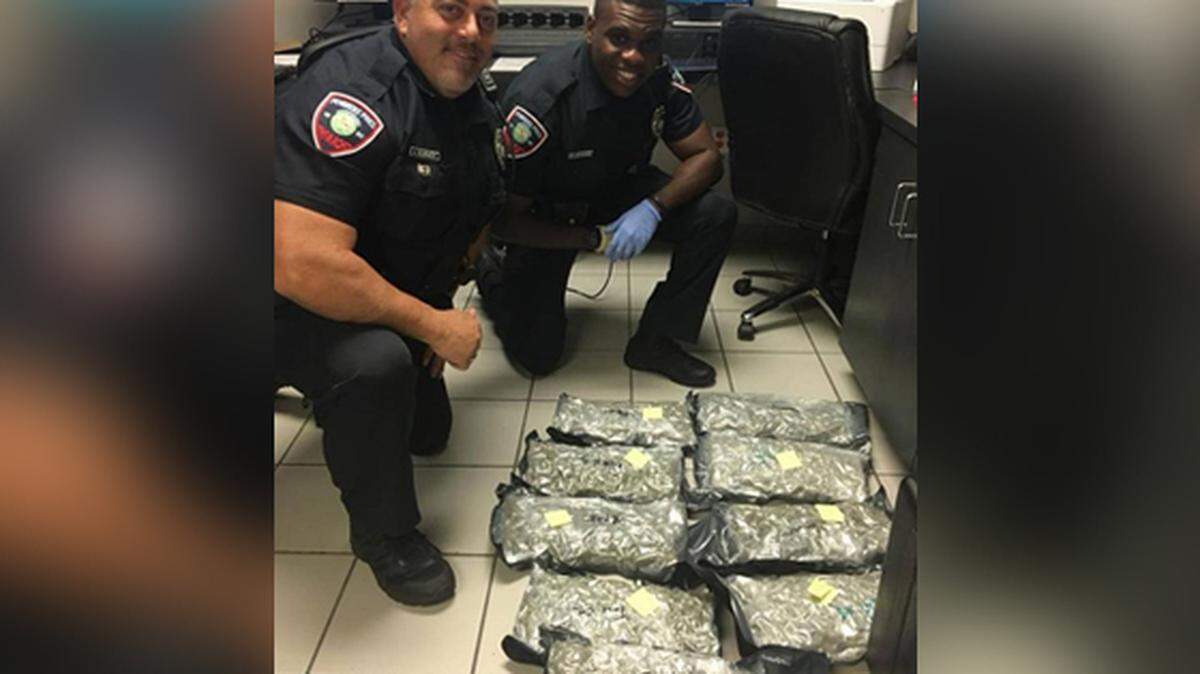 Los agentes de la policía de Pembroke Pines, Jon Cusack y Peterson Jacques posan para la foto. Cortesía Departamento de Policía de Pembroke Pines