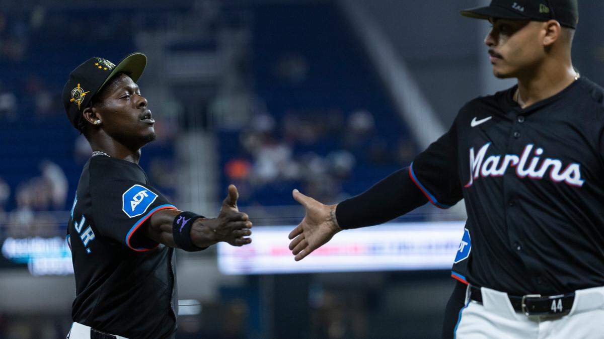 El jardinero de los Marlins de Miami Jazz Chisholm Jr. (2) celebra con el lanzador Jesús Luzardo (44) después de que caminan de regreso al dugout en la séptima entrada de su juego de la MLB contra los Mets de Nueva York en loanDepot park el viernes 17 de mayo de 2024, en Miami, Florida.