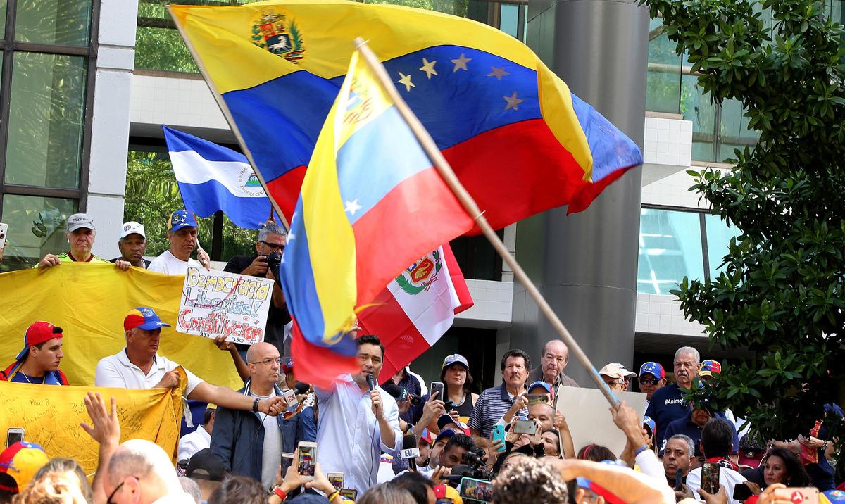 Carlos Vecchio, representante en Estados Unidos del presidente interino Juan Guaidó habla durante la concentración.