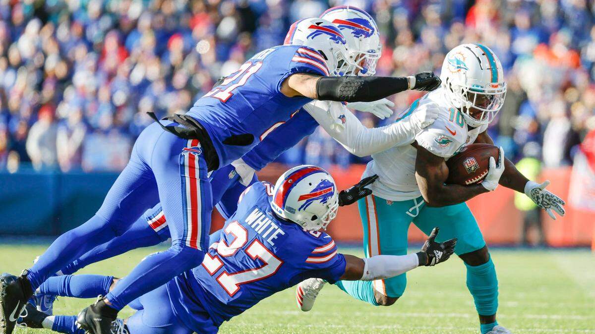 El wide receiver de los Dolphins Tyreek Hill (10) corre con la pelota en el partido ante Buffalo Bills, celebrado el 15 de enero de 2023 en el Highmark Stadium en Orchard Park, Nueva York.
