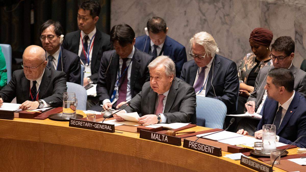 El secretario general de Naciones Unidas, Antonio Guterres (centro) habla durante una reunión del Consejo de Seguridad sobre la situación en el Oriente Medio, en la sede de la ONU en Nueva York, el jueves 18 de abril de 2024.