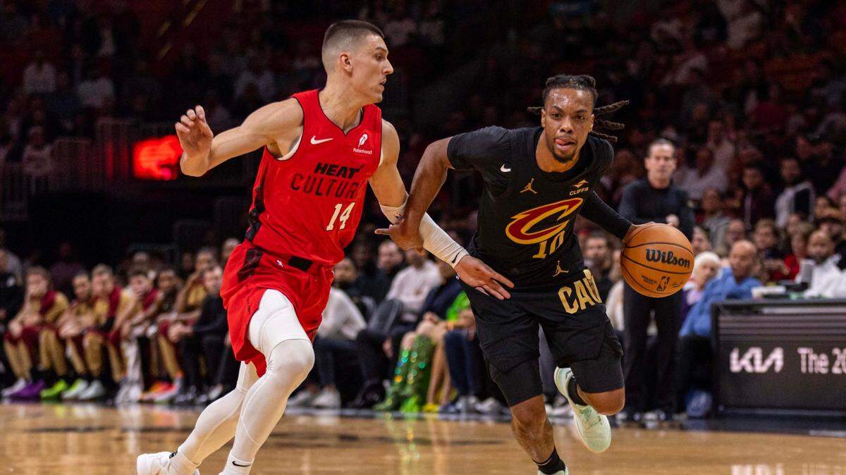 El jugador del Heat Tyler Herro (izq.) marca a Darius Garland, de los Cavaliers de Cleveland, en el partido de la NBA celebrado el 8 de diciembre de 2024 en Miami.