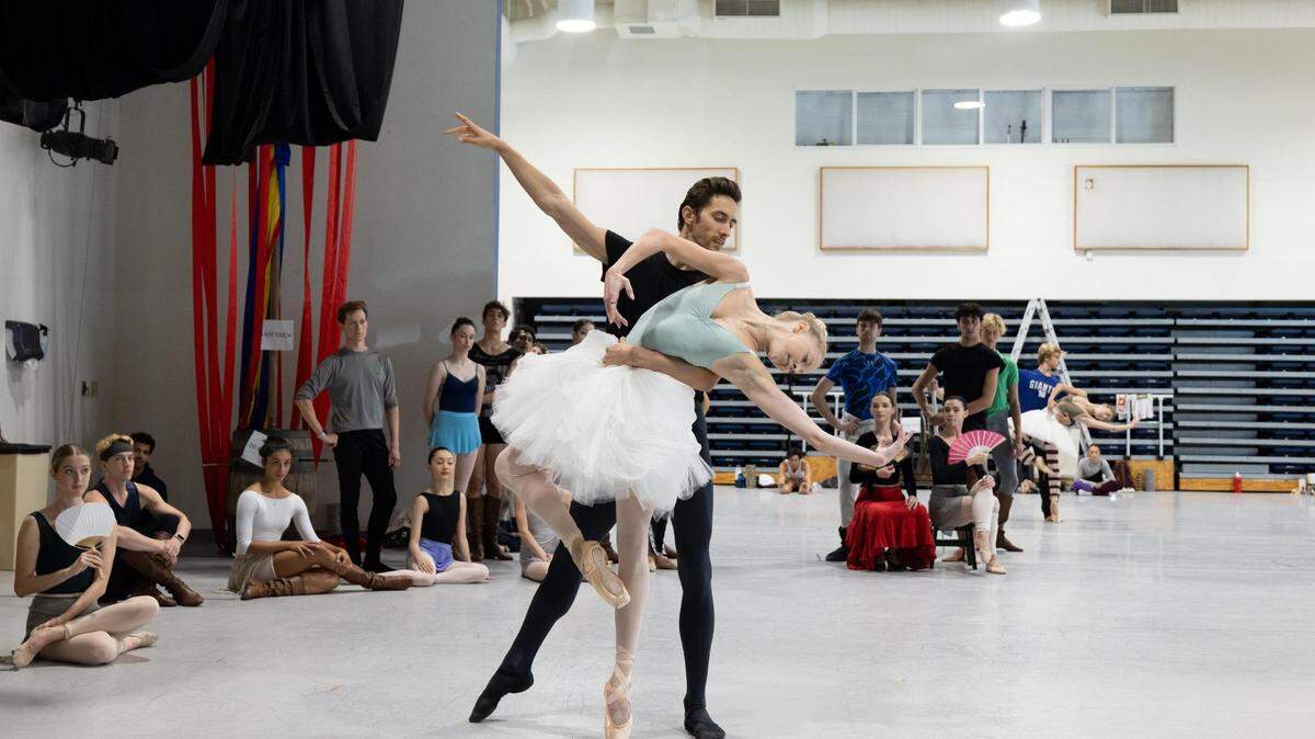 Los bailarines de Miami City Ballet, Stanislav Olshanskyi y Dawn Atkins, ensayando “El Lago de los Cisnes” de Alexei Ratmansky.