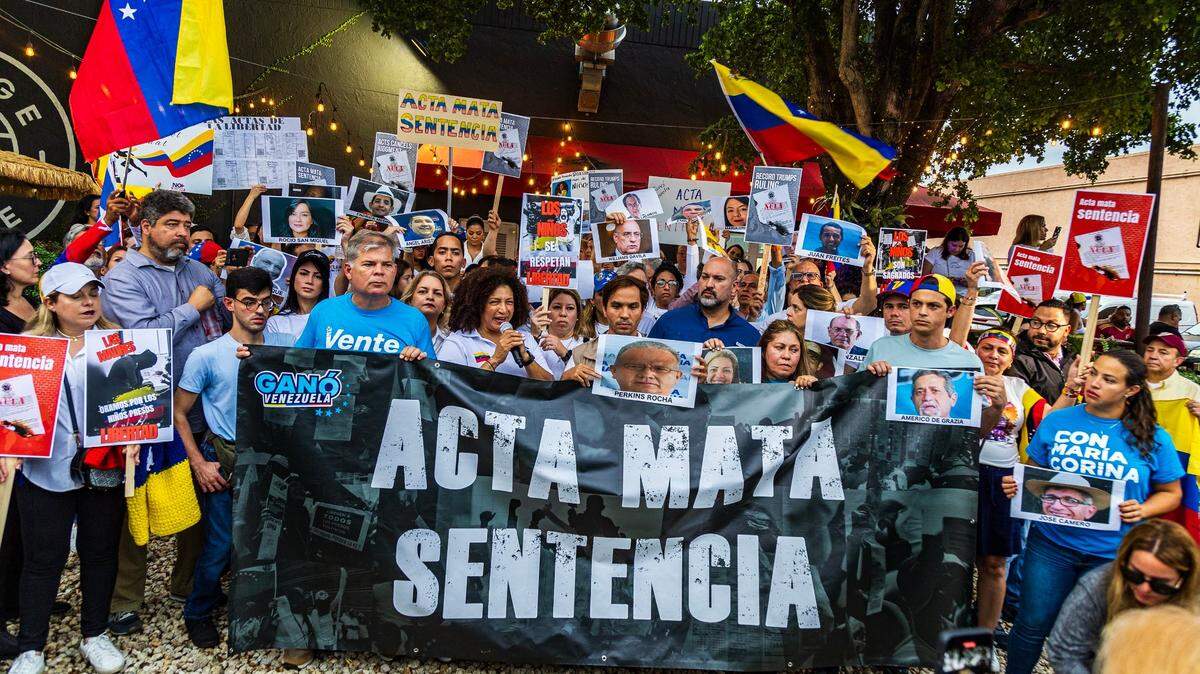 Un grupo de venezolanos protestaron en el sur de Florida el 28 de agosto de 2024 contra lo que consideran un fraude electoral que declaró a Nicolás Maduro como ganador en las pasadas elecciones del 28 de julio.