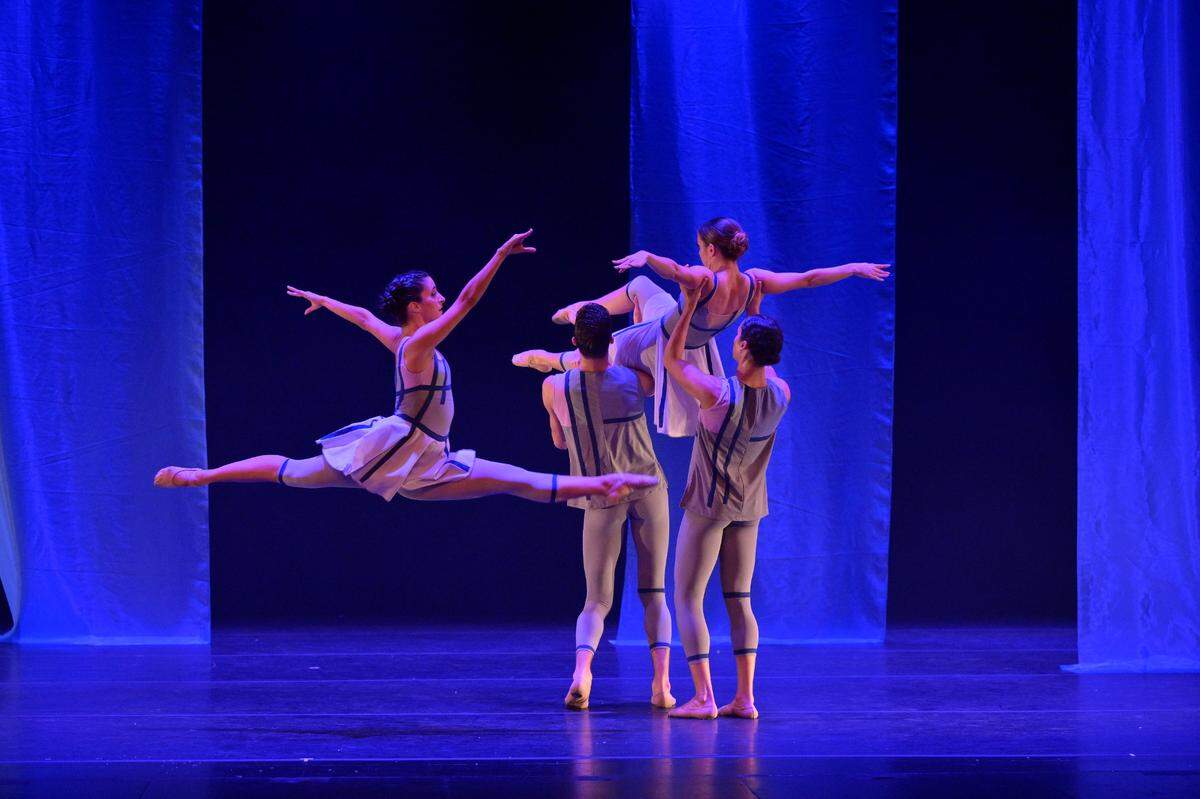 Los bailarines de Dance Now! Miami en “Tethered”, de Hannah Baumgarten. De izquierda a derecha, Natalia Uribe Flores, Austin Duclos, Rae Wilcoxson y David Jewett.