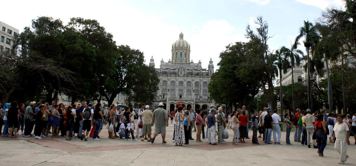 Cubanos se congregan frente a la Embajada de España en La Habana en diciembre del 2008. Descendientes de españoles que han obtenido la ciudadanía y que se encuentran necesitados pueden pedir la ayuda asistencial extraordinaria a la Consejería de Trabajo de la Embajada de España y la ayuda de subsistencia en el Consulado Español en La Habana y en viceconsulados en el interior de la isla.