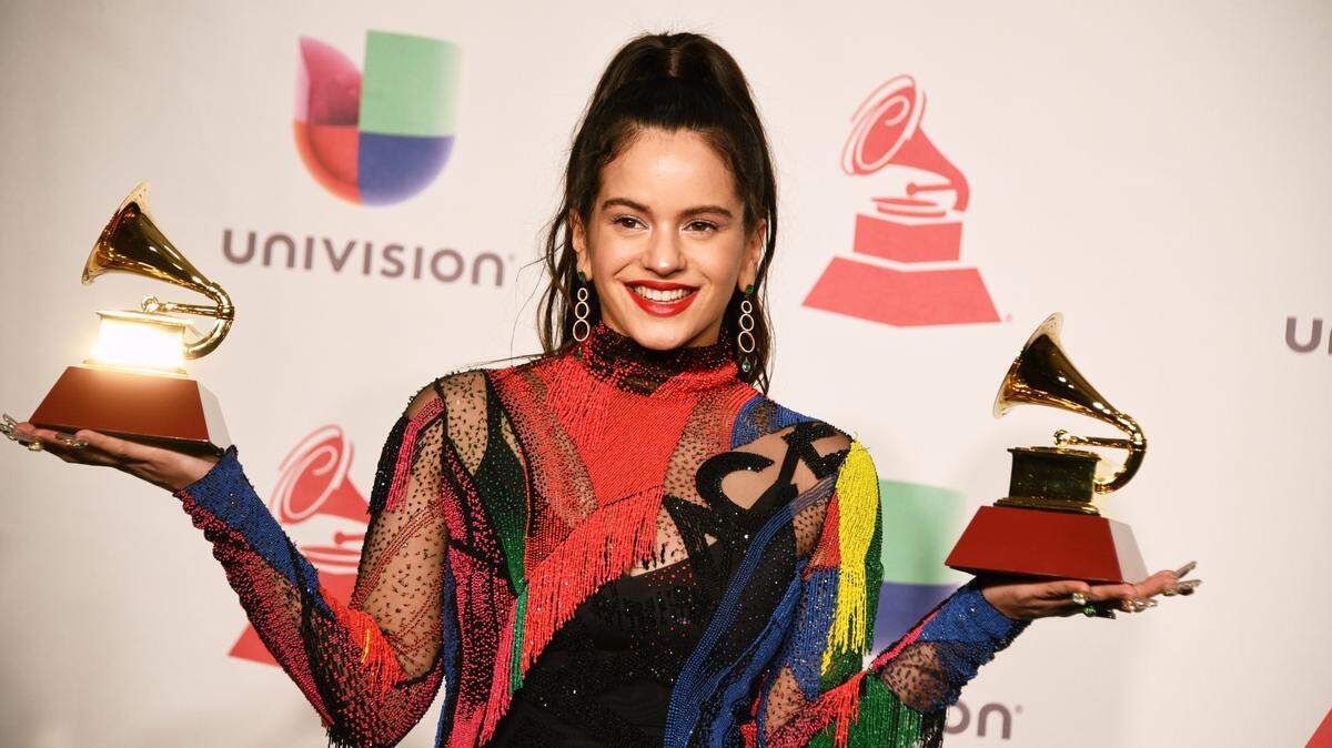 La cantante española Rosalía posa con dos premios Grammy Latino, en la gala efectuada  el 15 de noviembre de 2018 en Las Vegas.