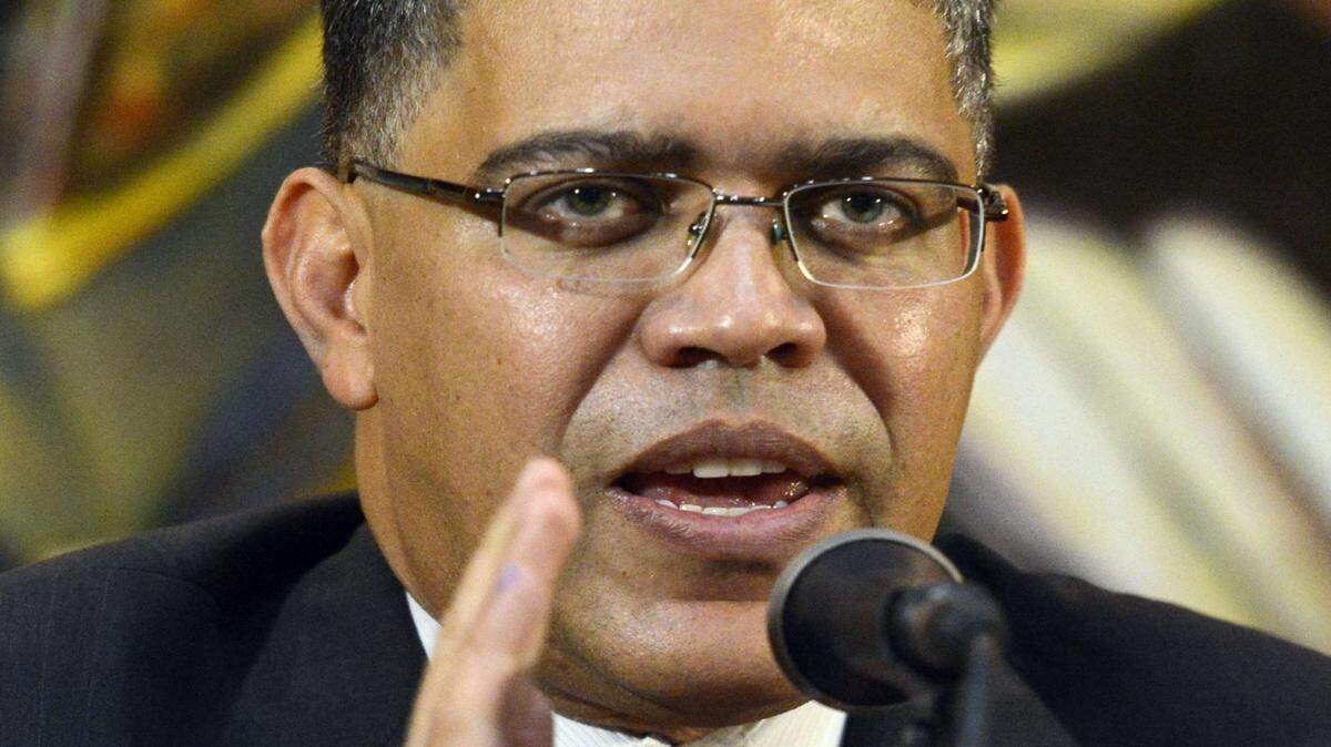 Foto de archivo del diputado y ex canciller de Venezuela Elías Jaua, durante una conferencia de prensa en Caracas el 11 de diciembre de 2013.