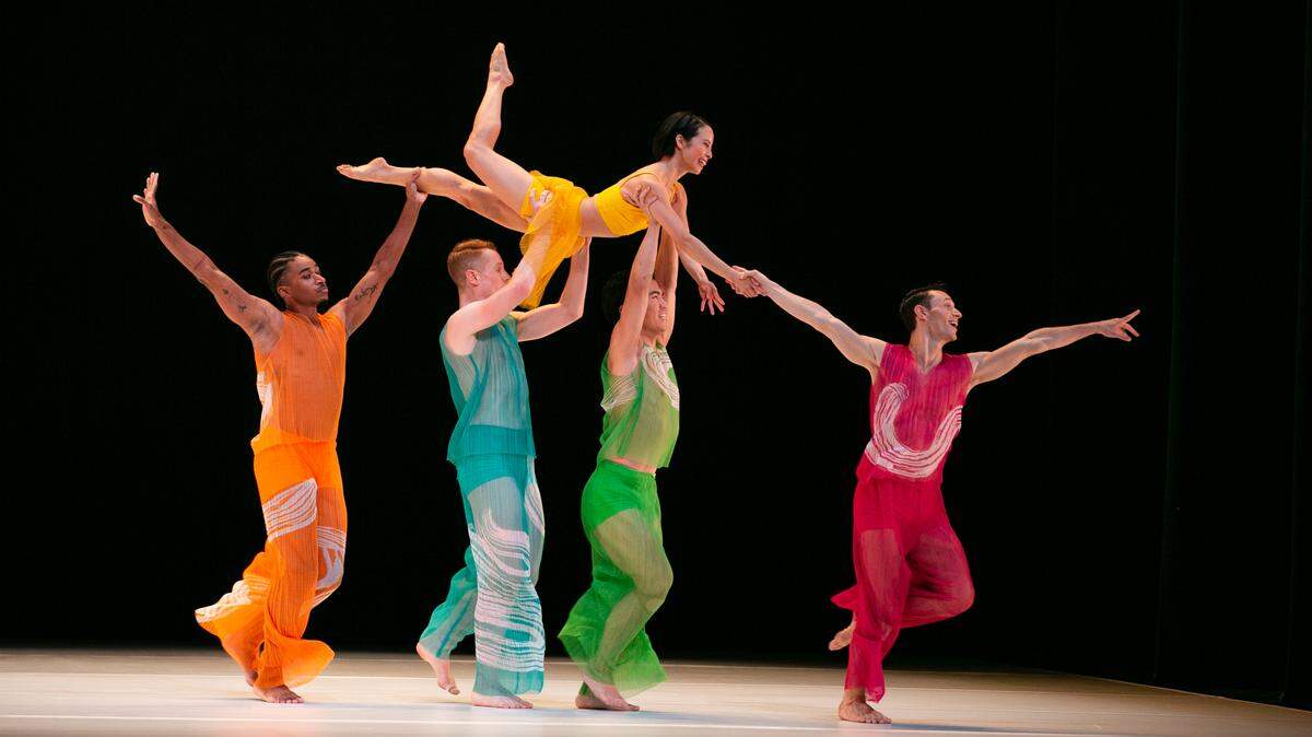 Devon Louis, Lee Duveneck, Austin Kelly, Madelyn Ho y John Harnage en “Somewhere in the Middle”, coreografía de Amy Hall Garner. 