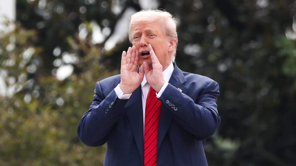 El presidente Donald Trump hace un gesto hacia los medios desde el techo del ala oeste de la Casa Blanca, el 5 de agosto de 2025 en Washington, D.C.
