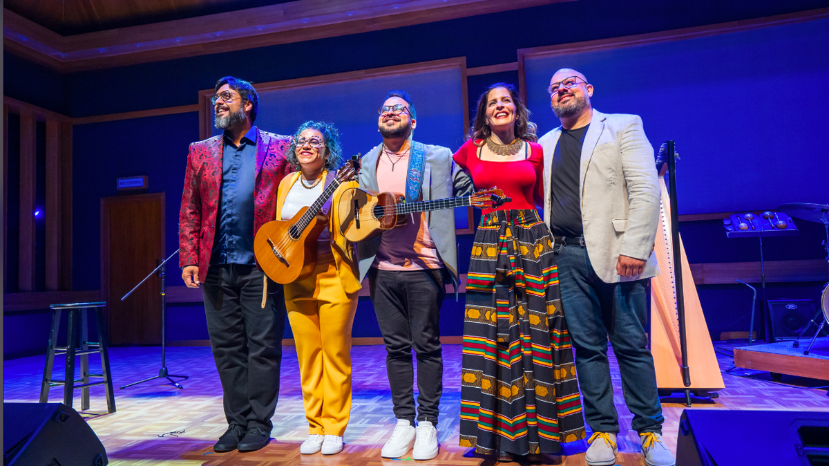 Elenco de ‘Papa Cuatro’ recibe la ovación del público en la primera temporada. Desde la izquierda: Adolfo Herrera, Mafer Bandola, Miguel Siso, Mariaca Semprun y Eduardo Betancourt.