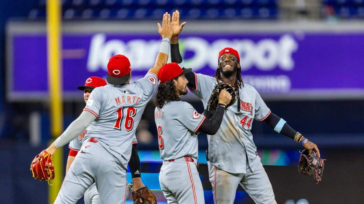 El torpedero de los Rojos de Cincinnati Elly de la Cruz (der.) celebra con sus compañeros de equipo tras el triunfo ante los Marlins, en el partido celebrado el 6 de agosto de 2024 en Miami.