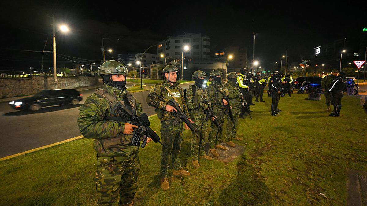 Miembros del ejército ecuatoriano montan guardia tras un toque de queda impuesto por el presidente de Ecuador, Daniel Noboa, en Quito, el domingo 3 de mayo de 2026.