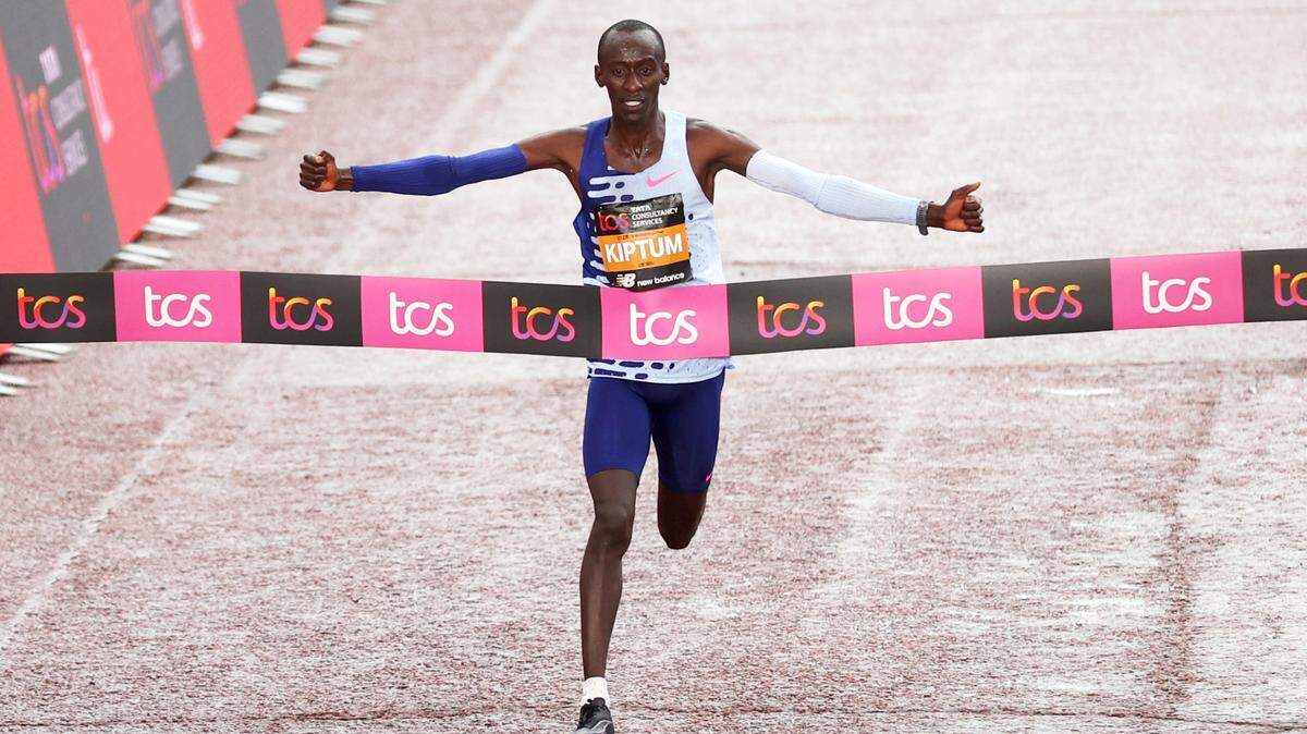 Kelvin Kiptum, el poseedor del récord mundial de maratón, falleció en un accidente automovilístico en Kenia la tarde del domingo, informó uno de sus compañeros atletas quien fue al hospital y vio su cuerpo. Tenía 24 años.