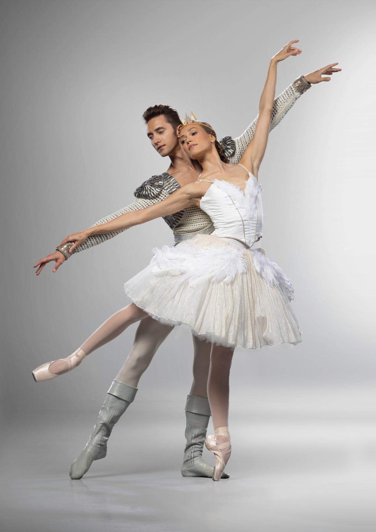 Los Bailarines Principales de MCB, Stanislav Olshanskyi y Yuliia Moskalenko, como Príncipe Sigfrido y Odette, los protagonistas del ballet “Swan Lake” (coreografía de Andrei Ratmansky), que regresará al Arsht Center en abril de 2024.