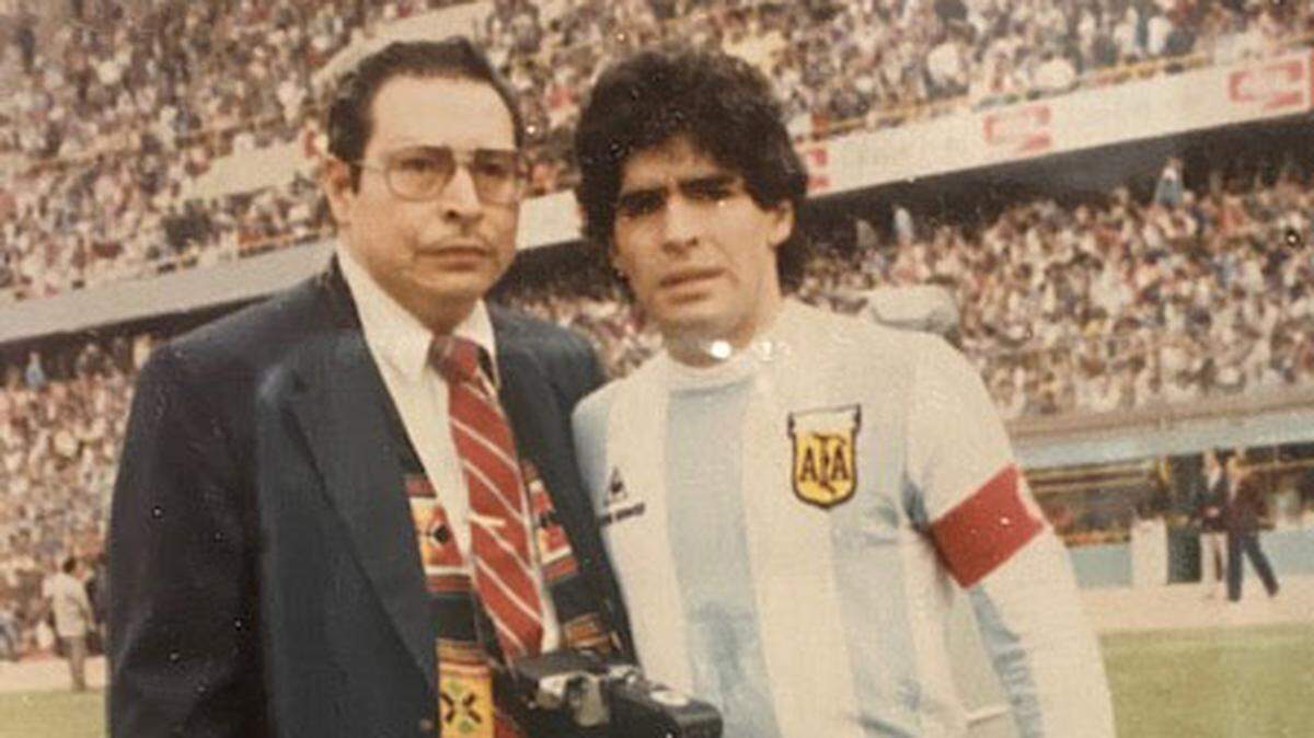 Antes del difícil partido por las eliminatorias México 1986, Hugo Marino Romero posa con Diego Armando Maradona en el Estadio Nacional de Lima, en 1985. Perú venció 1-0 a Argentina.