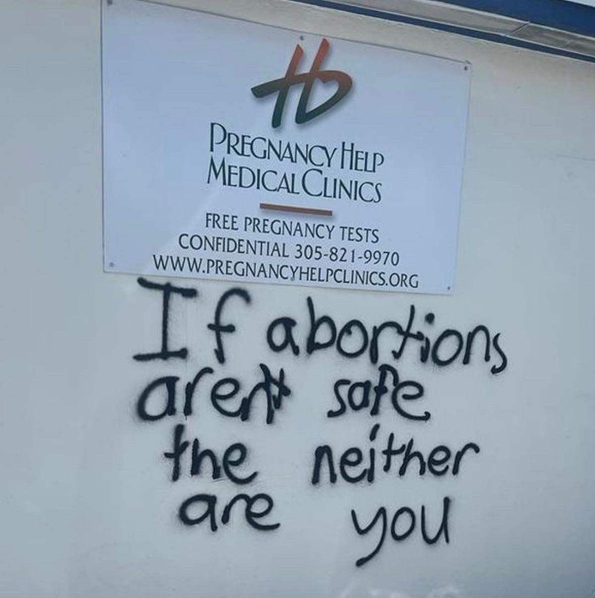 Acto de vandalismo en clínica Pregnancy Help Medical Clinic ubicada en 390 W 49th St, en Hialeah con eslogan y símbolos anarquistas