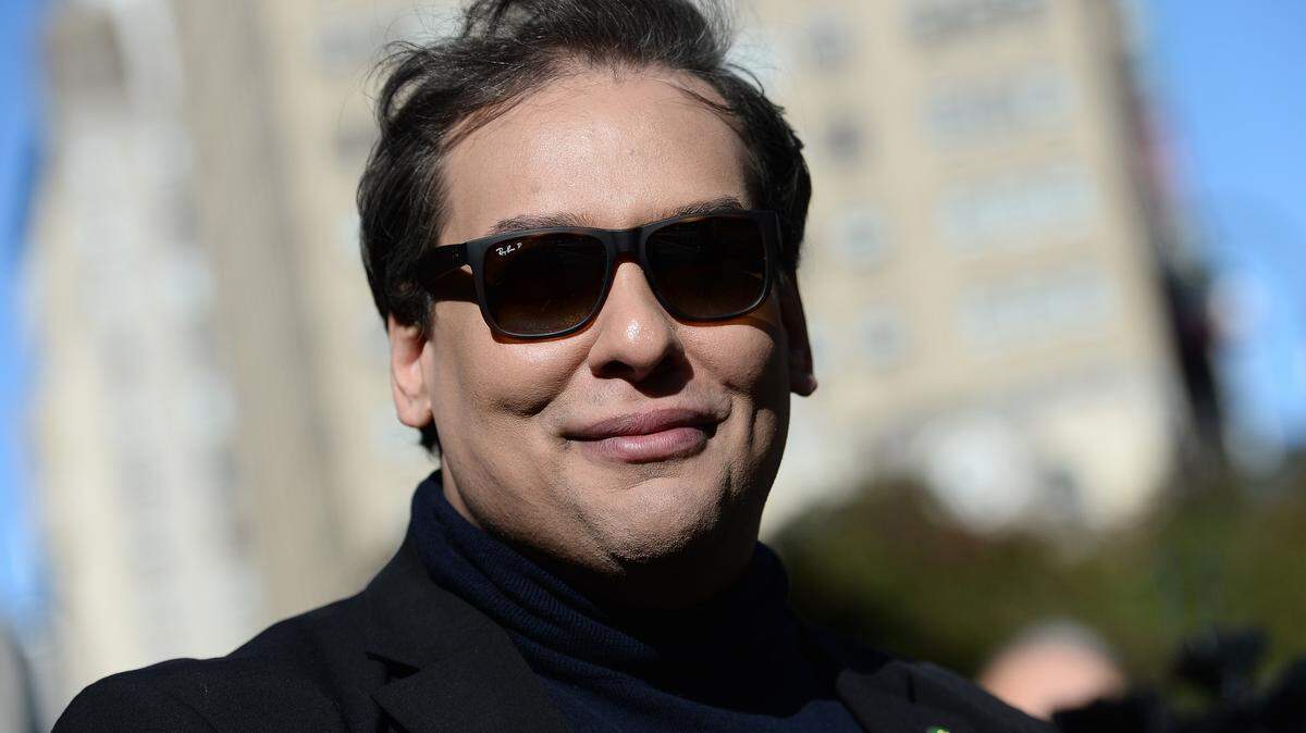 George Santos, ex representante de Estados Unidos, posa para fotografías en la Sexta Avenida, a una cuadra al sur del Madison Square Garden, donde el expresidente Donald Trump celebra un mitin político, Nueva York, NY, 27 de octubre de 2024. 
