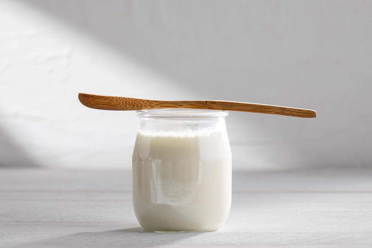 Al yogur puedes añadirle bayas y semillas, o nueces, y rociar un poco de miel por encima.