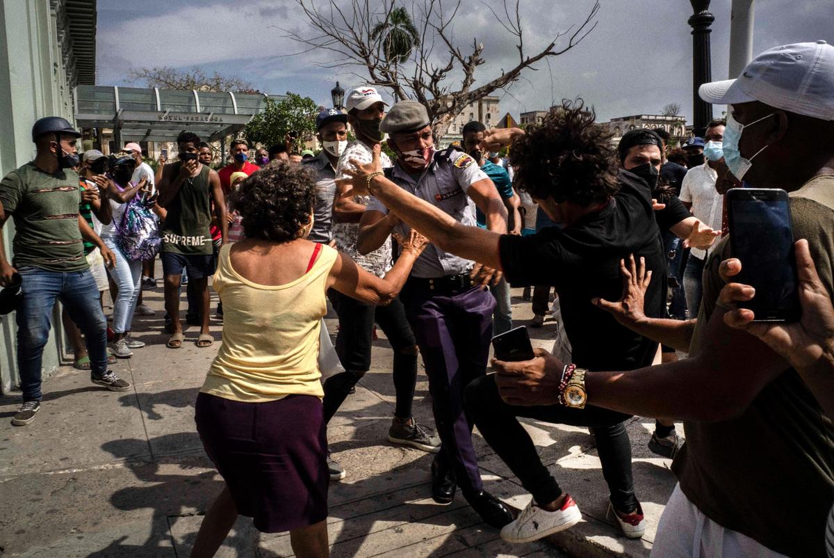 Fuerzas represivas del gobierno sofocan una manifestación de cubanos que salieron a las calles a pedir libertad el 11 de julio, en La Habana.