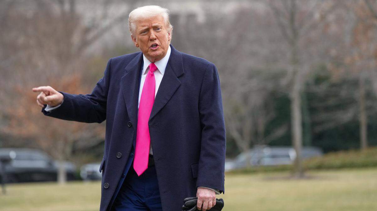 El presidente Donald Trump camina hacia la Casa Blanca, en Washington, D.C., después de bajar del helicóptero Marine One, el 22 de febrero de 2025. Trump ha impuesto aranceles extras a México, Canadá y China, lo que se espera provoque un aumento de los precios en Estados Unidos.
