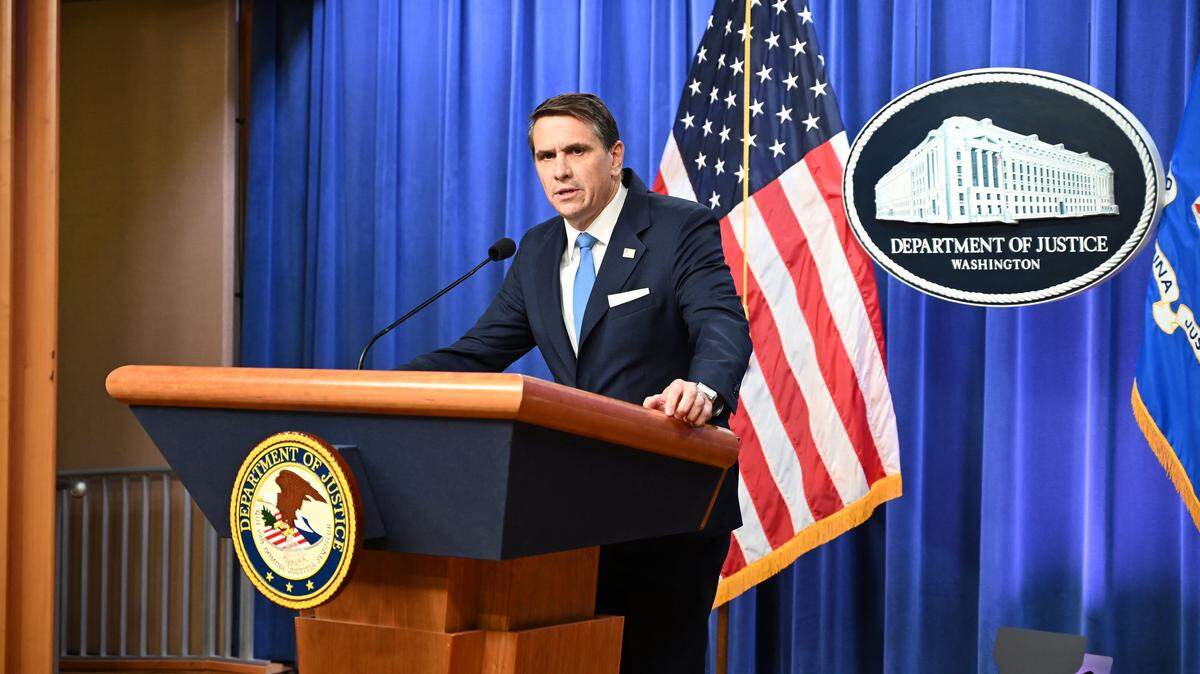 El fiscal general adjunto de Estados Unidos, Todd Blanche, habla durante una conferencia de prensa en el Departamento de Justicia de EEUU.