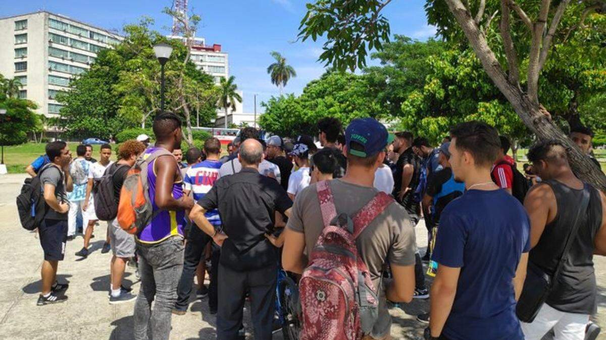 Más de un centenar de personas protestaron este sábado en La Habana contra el fin de Snet, una red wifi cubana.