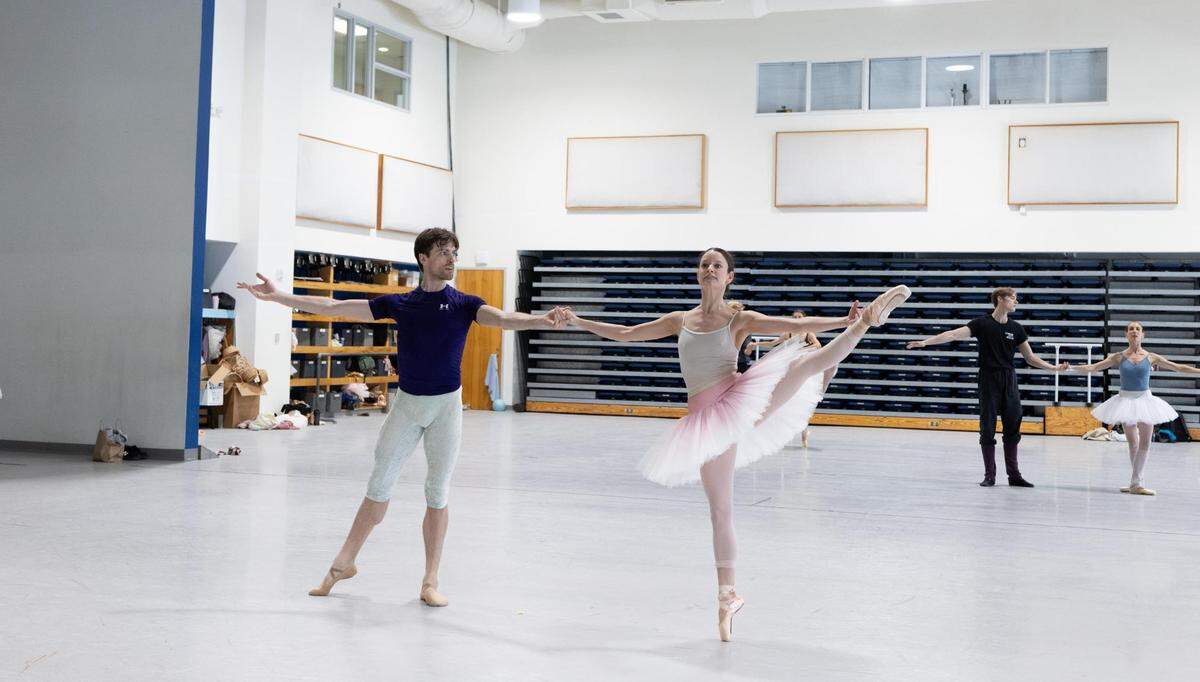 Steven Loch y Jennifer Lauren ensayando “El Lago de los Cisnes” de Alexei Ratmansky.