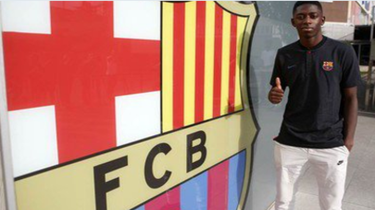 El delantero francés Ousmane Dembelé, fichado el viernes por el FC Barcelona por 105 millones de euros fijos más variables, aterrizó este domingo en la capital catalana y posó para los fotógrafos con sus nuevos colores en el Camp Nou.