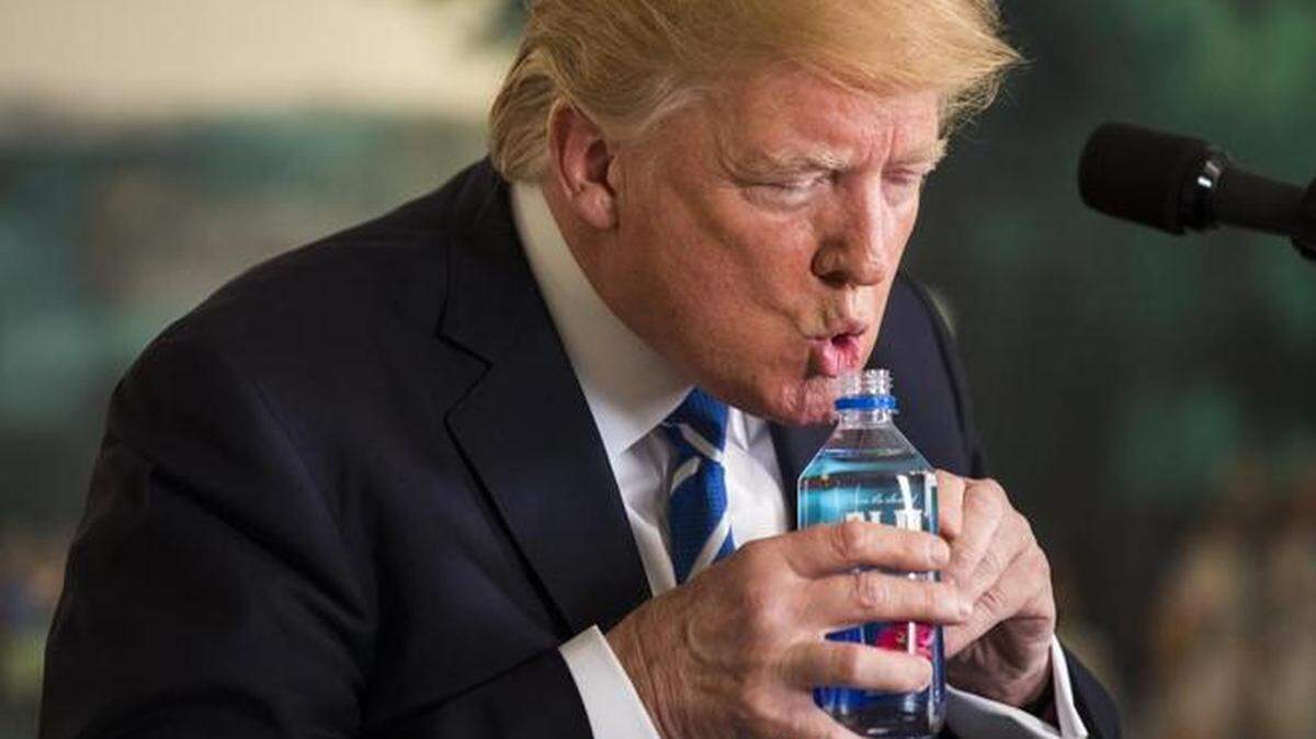 El presidente estadounidense, Donald Trump, bebe agua mientras pronuncia un discurso el miércoles 15 de noviembre de 2017, en la Casa Blanca, en Washington.