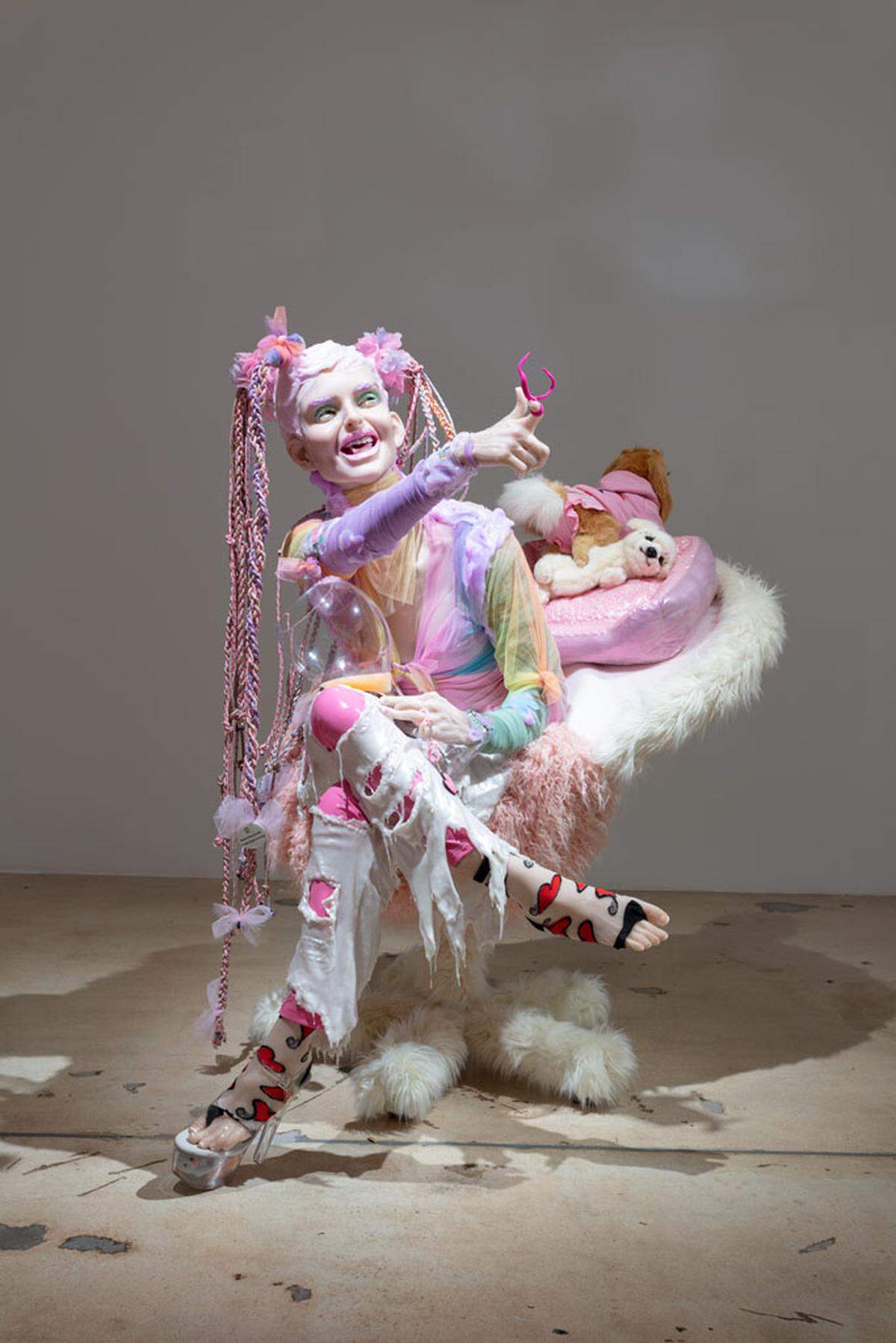 ‘Living my best life’, de Cajsa von Zeipel. Calcetín de corazón transparente, tul, piel sintética blanca y rosa, denim blanco, bridas, 59 x 50 x 55 pulgadas.