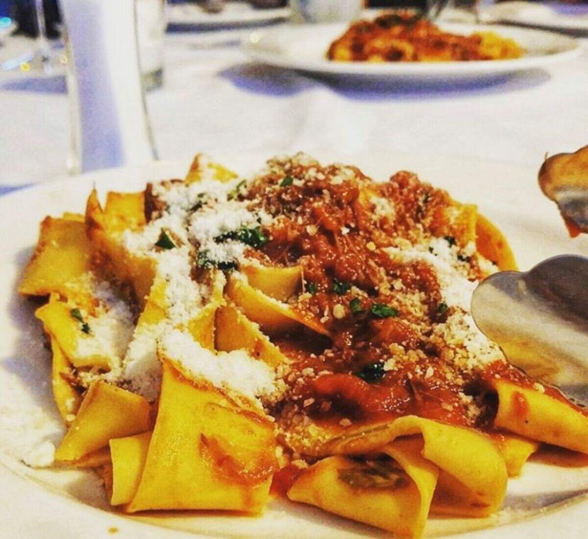 Uno de los platillos insignia de Olivia son los fideos pappardelle con costillas.