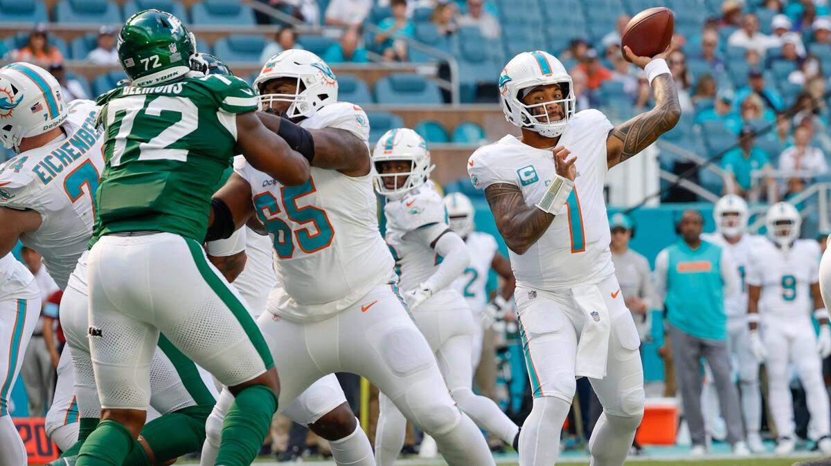 El quarterback de los Dolphins Tua Tagovailoa lanza un pase en el partido ante los Jets de Nueva York, celebrado el 8 de diciembre de 2024 en el Hard Rock Stadium en Miami Gardens, Florida.