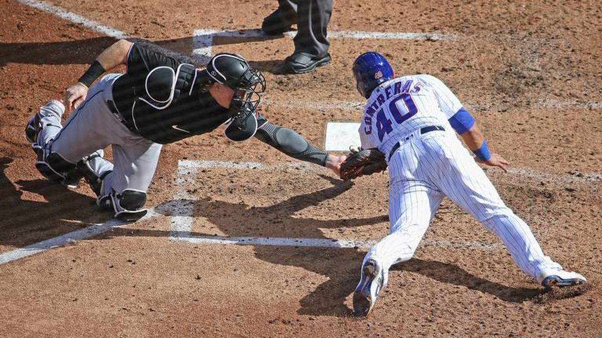 CHAD WALLACH pone out en la goma a Wilson Contreras en el segundo juego de la serie contra Chicago el 2 de octubre del 2020.