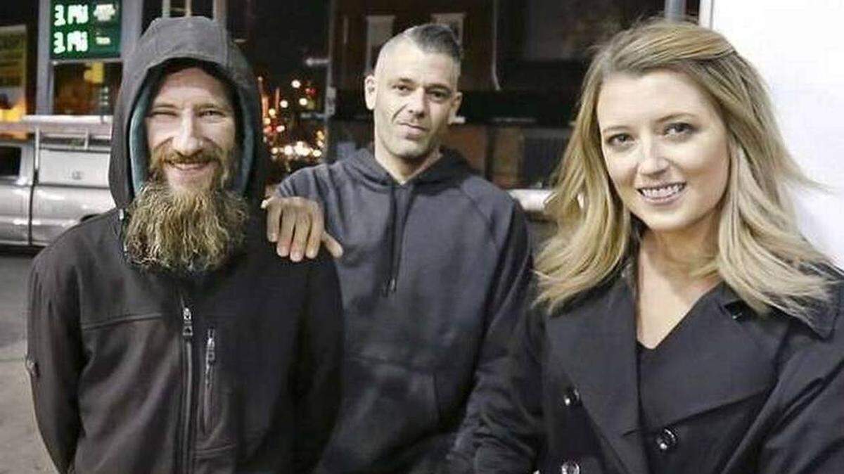 Johnny Bobbitt Jr., Kate McClure, y su novio Mark D’Amico, posan en una estación de Citgo en Philadelphia.