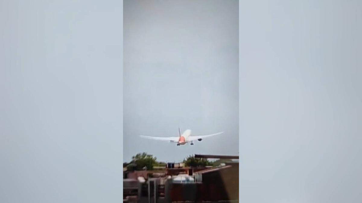  Vista del avión que se ha estrellado en las inmediaciones del aeropuerto de la ciudad occidental de Ahmedabad, en el estado de Gujarat, India este jueves en el que viajaban 240 personas en un Boeing 787 de la compañía Air India EFE/Frame de un video de PTI 