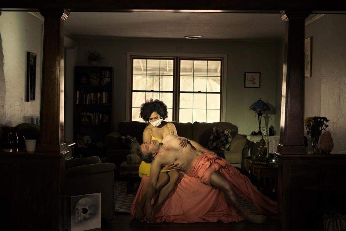 Fotografía de Geandy Pavón: ‘Day 13. Pietà’, 2021, de la serie ‘Quarantine. 40 Days and 40 Nights’, 13.5 x 20 pulgadas.