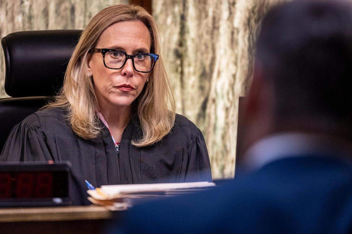 Se espera que la jueza Andrea Wolfson del Tribunal de Circuito de Miami-Dade emita su fallo sobre la alegación del asesino convicto Corey Smith de que los fiscales de Miami-Dade están demasiado comprometidos para participar en su nueva sentencia, a finales de mes.