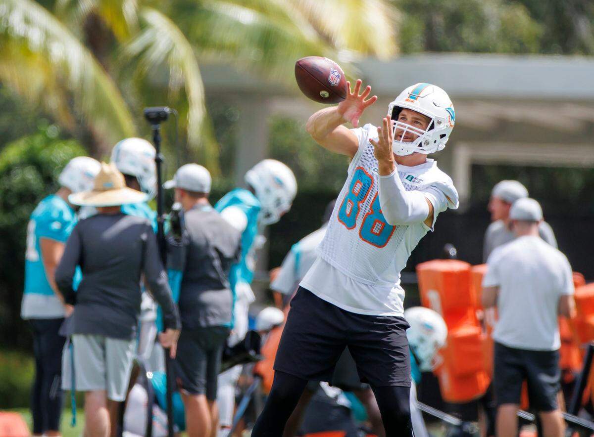 El tight end Mike Gesicki atrapa un pase en la práctica del equipo celebrada el 5 de octubre de 2022 en el Baptist Health Training Complex en Miami Gardens, Florida.