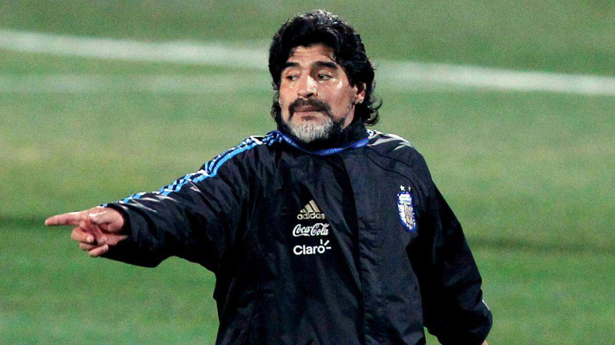 Diego Maradona, durante una sesión de entrenamiento dos días antes del partido de cuartos de final contra Alemania en la Copa Mundial 2010. 