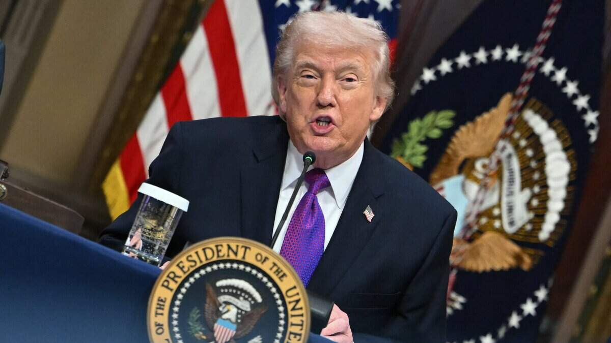 El presidente de Estados Unidos, Donald Trump, habla durante una mesa redonda sobre la Promesa de Protección a los Consumidores de Energía en la Sala del Tratado Indio del Edificio Ejecutivo Eisenhower en el complejo de la Casa Blanca en Washington, DC, el 4 de marzo de 2026.