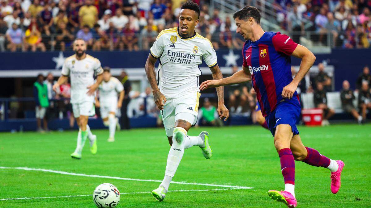 El delantero del FC Barcelona Robert Lewandowski (9) controla el balón mientras el defensa del Real Madrid Eder Militao (3) defiende durante la segunda mitad en el estadio AT&T.el 29 de julio de 2023 en Arlington, Texas.