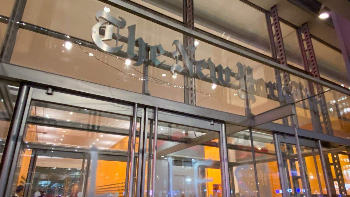 Como parte de este acuerdo, que ya fue anunciado a finales de mayo, The New York Times permitirá a la compañía liderada por Jeff Bezos utilizar el contenido del periódico, de su publicación sobre cocina (NYT Cooking) y del medio deportivo asociado The Athletic para alimentar sus herramientas IA.