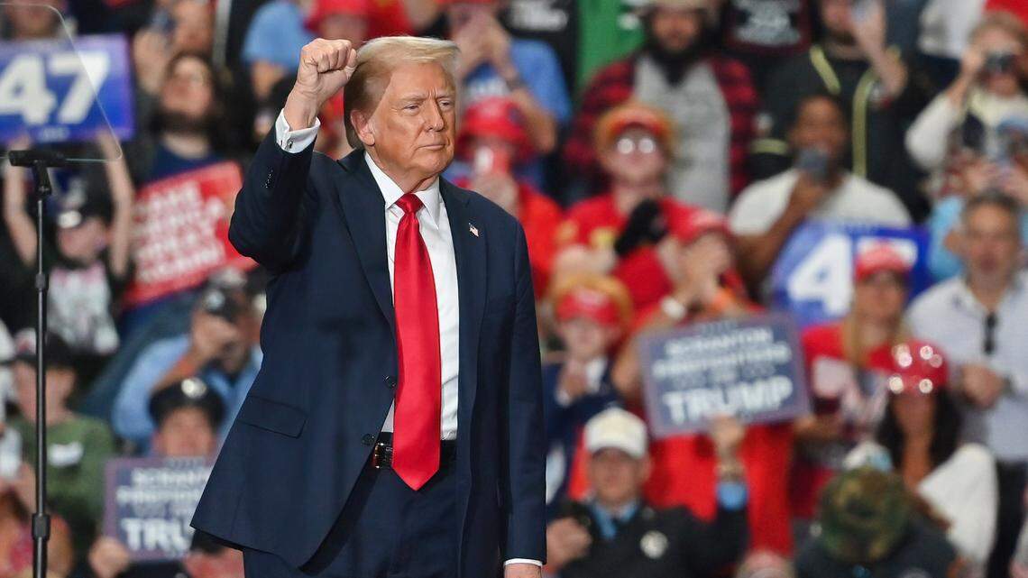 EL PRESIDENTE Donald Trump levanta el puño al final de su mitin en el complejo deportivo Riverfront en Scranton, Pensilvania.