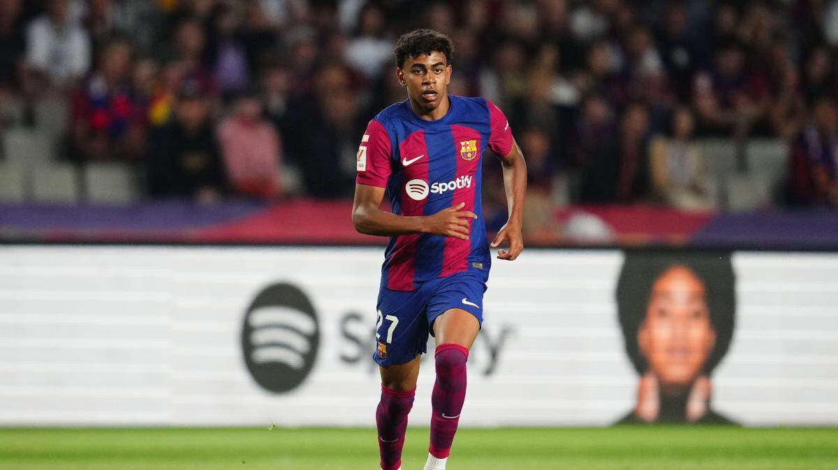 El delantero de Barcelona Lamine Yamal conduce el balón en el partido contra la Real Sociedad, celebrado el 13 de mayo de 2024 en Barcelona, ​​​​España. 