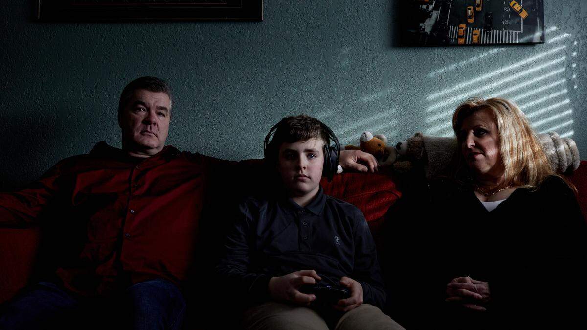 John y Cathleen Reichert miran a su hijo mientras este juega en el XBox. El tiempo que pasan niños y jóvenes en videojuegos se ha más que duplicado durante la pandemia.